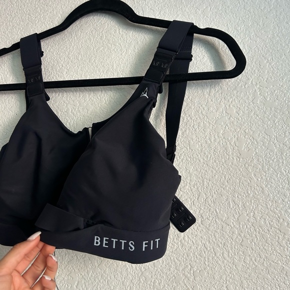 Black Betts Fit sports bra 🖤 - Picture 2 of 6
